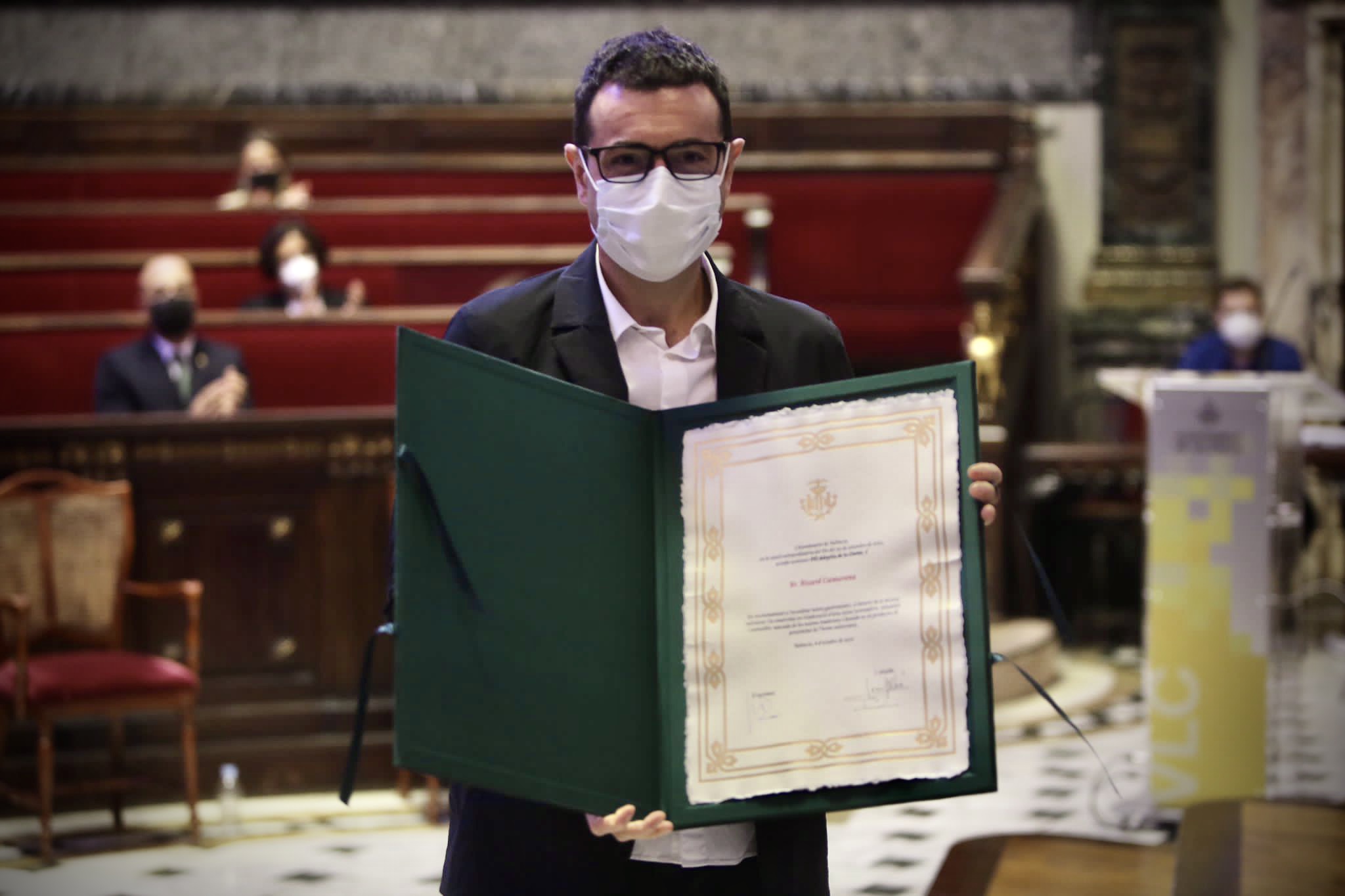 Ricard Camarena con el título que le acredita como "Hijo Adoptivo de València"